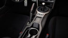 Scion FR-S - tunel środkowy między fotelami