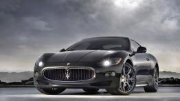 Maserati GranTurismo S - przód - reflektory włączone