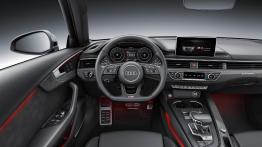 Nadjeżdża S4. Audi S4