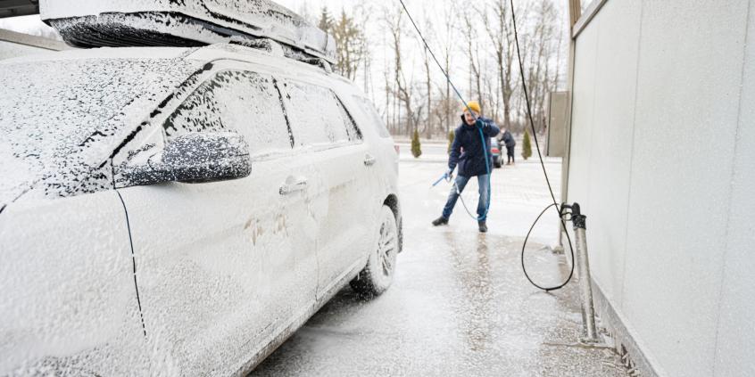 Jak prawidłowo myć samochód zimą? 5 błędów niszczących lakier i podwozie