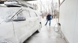 Jak prawidłowo myć samochód zimą? 5 błędów niszczących lakier i podwozie