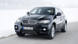 BMW X6 - wersja 5-osobowa - przód - reflektory włączone