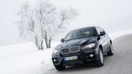 BMW X6 - wersja 5-osobowa - przód - reflektory włączone