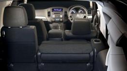 Mitsubishi Pajero IV - wersja 3-drzwiowa - tylna kanapa złożona, widok z bagażnika