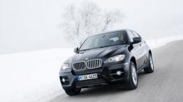 BMW X6 - wersja 5-osobowa - przód - reflektory włączone