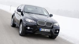 BMW X6 - wersja 5-osobowa - przód - reflektory włączone