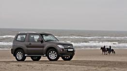 Mitsubishi Pajero IV - wersja 3-drzwiowa - prawy bok