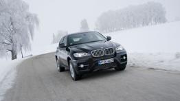 BMW X6 - wersja 5-osobowa - przód - reflektory włączone