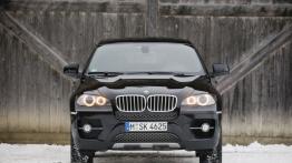 BMW X6 - wersja 5-osobowa - przód - reflektory włączone