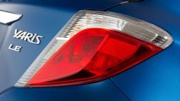 Toyota Yaris 2012 - wersja 3-drzwiowa - prawy tylny reflektor - wyłączony