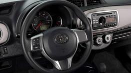 Toyota Yaris 2012 - wersja 3-drzwiowa - kokpit