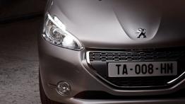 Peugeot 208 - wersja 5-drzwiowa - prawy przedni reflektor - włączony