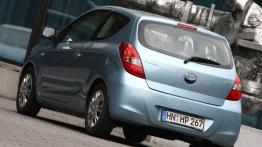 Hyundai i20 - wersja 3-drzwiowa - tył - reflektory włączone
