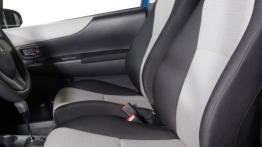 Toyota Yaris 2012 - wersja 3-drzwiowa - widok ogólny wnętrza z przodu