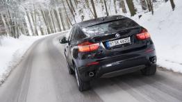 BMW X6 - wersja 5-osobowa - tył - reflektory włączone