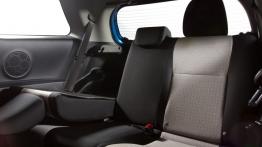 Toyota Yaris 2012 - wersja 3-drzwiowa - tylna kanapa złożona, widok z boku