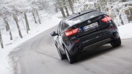 BMW X6 - wersja 5-osobowa - tył - reflektory włączone
