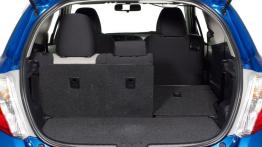 Toyota Yaris 2012 - wersja 3-drzwiowa - tylna kanapa złożona, widok z bagażnika