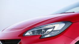 Opel Corsa E (2015) - wersja 3-drzwiowa - lewy przedni reflektor - włączony