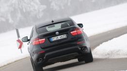 BMW X6 - wersja 5-osobowa - tył - reflektory włączone