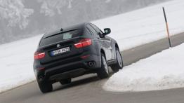 BMW X6 - wersja 5-osobowa - tył - reflektory włączone