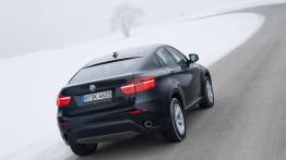 BMW X6 - wersja 5-osobowa - tył - reflektory włączone