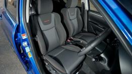 Suzuki Swift V Sport - wersja 5-drzwiowa - widok ogólny wnętrza z przodu