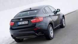 BMW X6 - wersja 5-osobowa - tył - reflektory włączone
