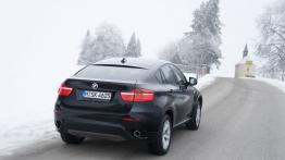 BMW X6 - wersja 5-osobowa - tył - reflektory włączone