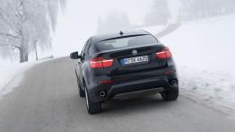 BMW X6 - wersja 5-osobowa - tył - reflektory włączone