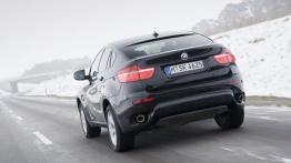 BMW X6 - wersja 5-osobowa - tył - reflektory włączone