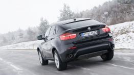 BMW X6 - wersja 5-osobowa - tył - reflektory włączone