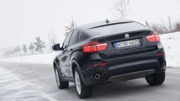 BMW X6 - wersja 5-osobowa - tył - reflektory włączone