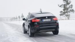 BMW X6 - wersja 5-osobowa - tył - reflektory włączone