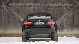 BMW X6 - wersja 5-osobowa - tył - reflektory włączone