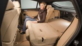BMW X6 - wersja 5-osobowa - tylna kanapa złożona, widok z boku