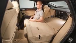 BMW X6 - wersja 5-osobowa - tylna kanapa złożona, widok z boku