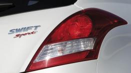 Suzuki Swift V Sport - wersja 3-drzwiowa - prawy tylny reflektor - włączony