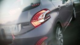 Peugeot 208 - wersja 5-drzwiowa - prawy tylny reflektor - włączony
