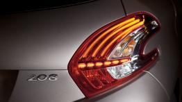 Peugeot 208 - wersja 5-drzwiowa - prawy tylny reflektor - włączony