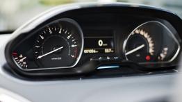 Peugeot 208 - wersja 5-drzwiowa - obrotomierz