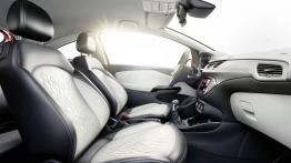 Opel Corsa E (2015) - wersja 3-drzwiowa - widok ogólny wnętrza z przodu
