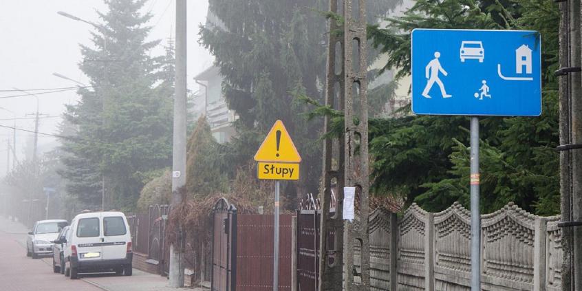 Jakie przepisy obowiązują w strefie zamieszkania? Nie każdy wie, jak parkować