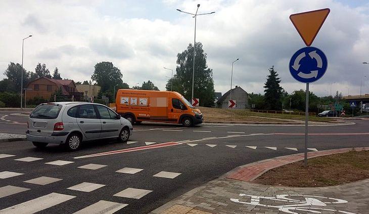 Lewy kierunkowskaz na rondzie – kiedy używać?