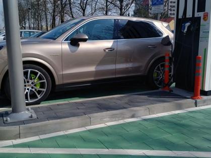 #Porsche #Cayenne #EHybrid #ładowanie