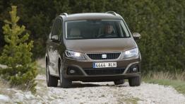 Seat Alhambra 4WD - przód - reflektory włączone