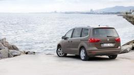 Seat Alhambra 4WD - tył - reflektory włączone