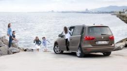 Seat Alhambra 4WD - tył - reflektory włączone