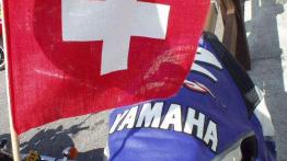 Noszą spodnie i buty motocyklowe...