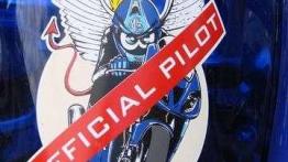 Noszą spodnie i buty motocyklowe...